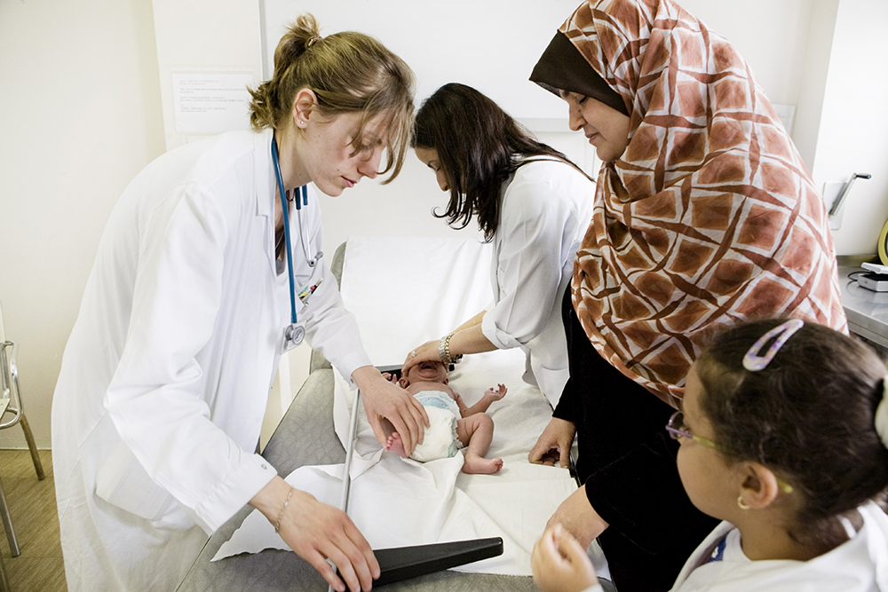 Rawda Aseed con la mamma Anal Elissawy egiziana e la sorellina Samar, durante la visita pediatrica del Centro di Ascolto donne Immigrate. Ospedale San Paolo, Milano maggio 2008.