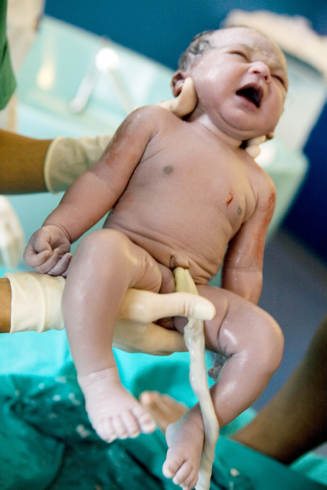 Nimanthi Mayara Tasmi, 28 anni, srylankese al parto della seconda figlia affiancata dal compagno Rawil, MIlano Ospedale San Paolo, 22 agosto 2008.